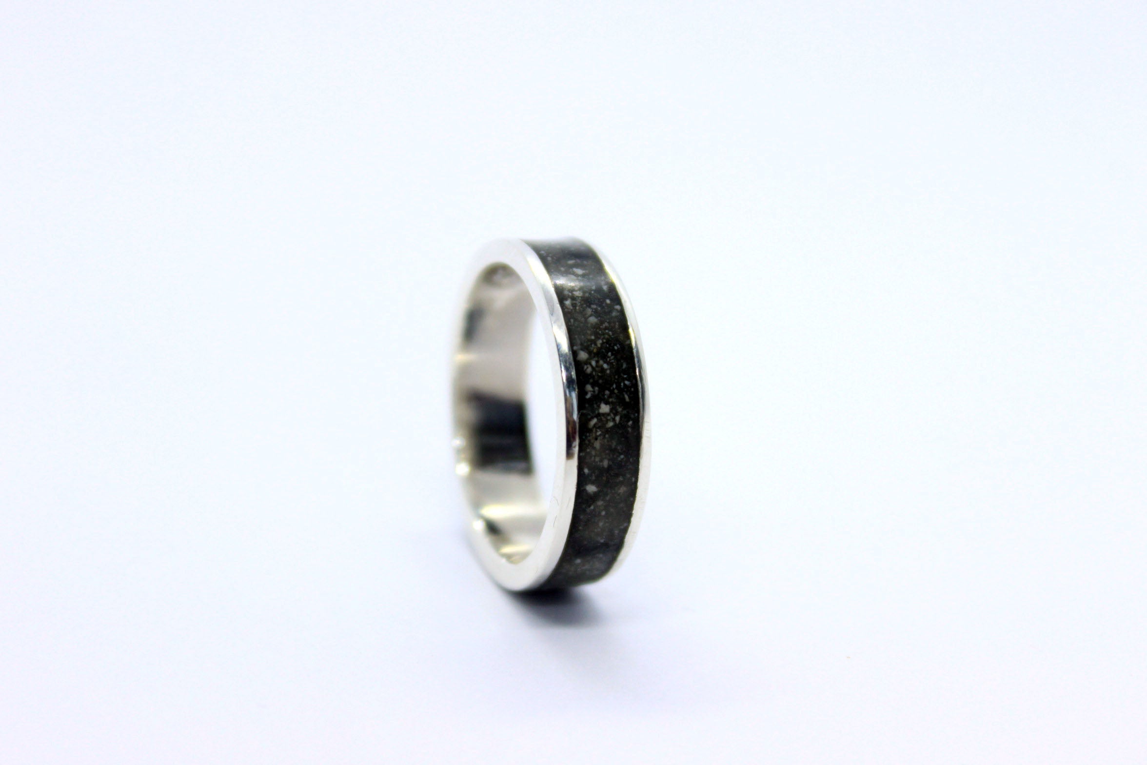 cremation jewelry, memorial jewelry, jewelry made with ashes, cremation ring